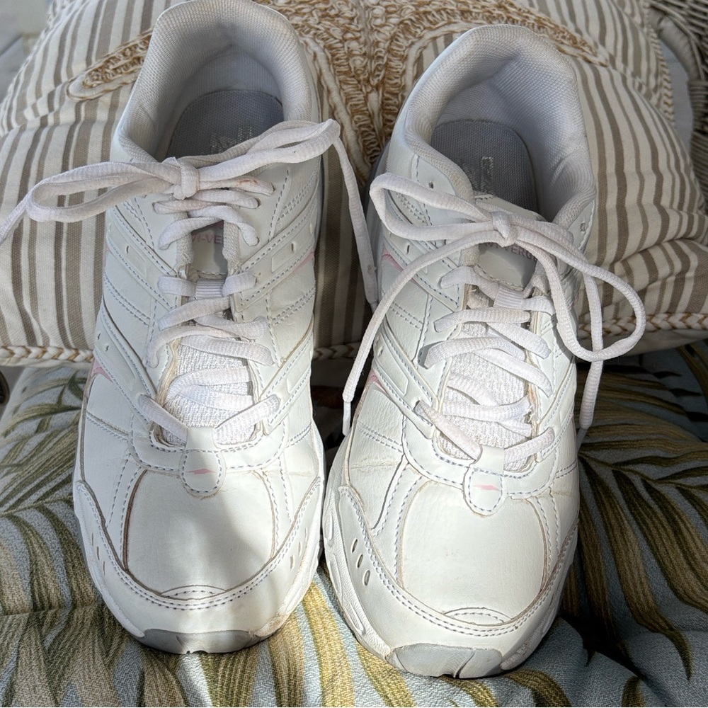 Avia White w Pink Cross-trainers.